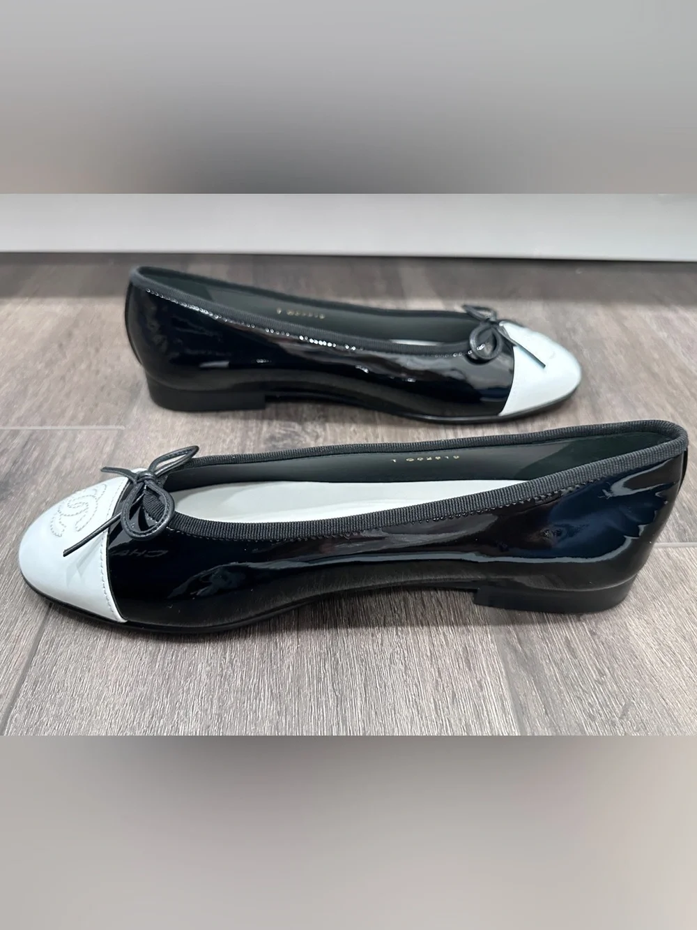 NEW 2026 CHANEL BLACK PATENT LEATHER WHITE CC LOGO CAPTOE BALLET FLATS 38.5C